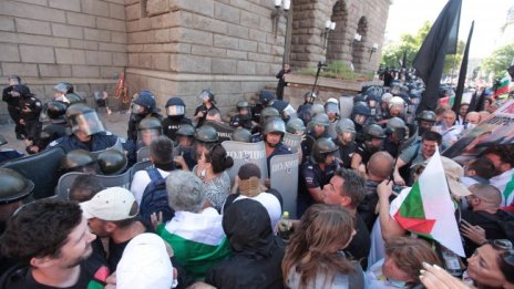 Световните агенции: Хиляди на протест пред парламента в София 