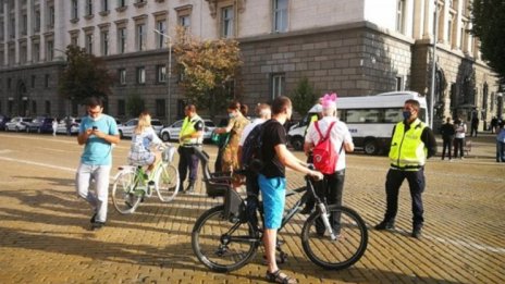 След напрежението снощи - появяват се и първи протестиращи