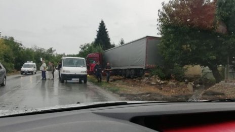 Беларуски ТИР блъсна пикап край Велико Търново