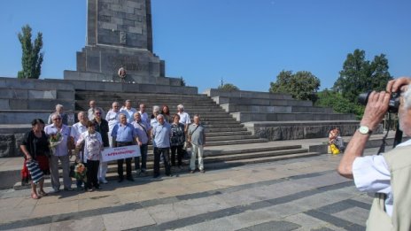 Венци и цветя на Паметника на Съветската армия за 9 септември