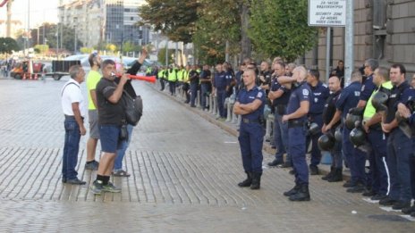 "Велико народно въстание 2" - малко протестиращи, много полицаи 