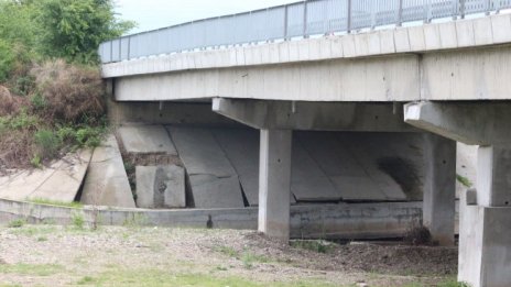 Мост в Търновско се разпада, може да откъсне стотици от света