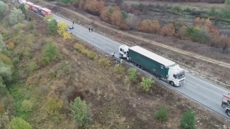 По-тежка мярка и обвинение за шофьора на тира, който се удари с бус