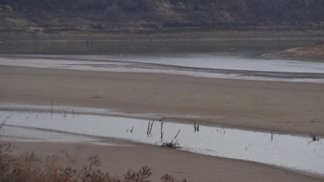 Водата в яз. "Камчия" стига до пролетта, ако продължи сушата