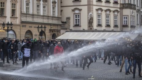 Полицията в Чехия с водно оръдие и газ срещу протестиращи