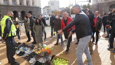 Стари обувки летяха към МС в знак на протест 