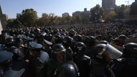 Опозицията в Армения иска оставката на Пашинян