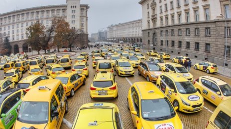 Недоволни срещу здравните мерки опитаха да влязат в МС