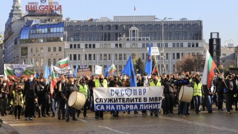 Полицаите пак на протест, майките от "Системата ни убива" срещу тях