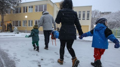 Детски градини работят за децата на медиците