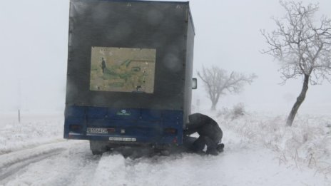 Тирове с неподходящи гуми отговорни за блокадата край Бяла