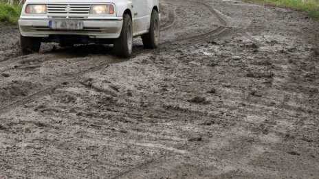 Отново за пътищата: Дупки, коловози, липса на асфалт и кал до глезените