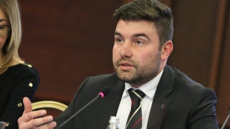 Аркади Шарков: Политиците да се ваксинират пред камерите