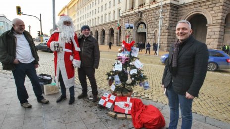 "Отровното трио" украси с пистолети и банкноти елха пред МС