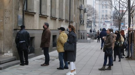 Опашки пред куриерските фирми в столицата