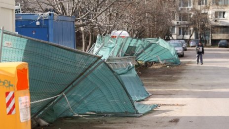 Бурният вятър бутал дървета, огради и ламарини в София