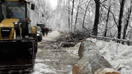 Петрохан остава затворен, ограничено е движението в цялата страна