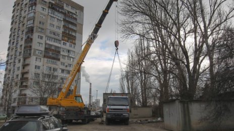 Багери бутат незаконни гаражи в столичен квартал, камиони ги извозват 