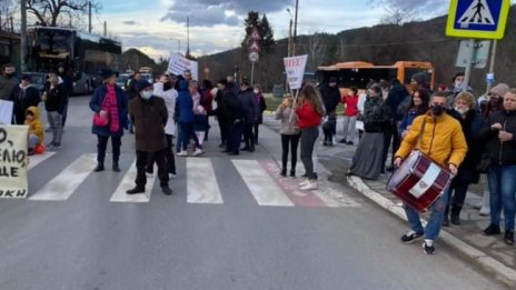 Протестиращи от Панчарево блокираха пътя Самоков - София