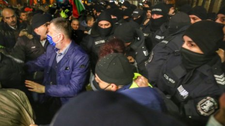 Ден 200 от протестите в София: Два опита за нахлуване в МС