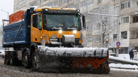 Извършена е обработка против заледяване в София