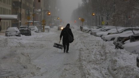 Снежна буря в САЩ, в Ню Йорк натрупа 50 см сняг