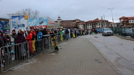 Пореден ден на огромни опашки за лифта в Банско