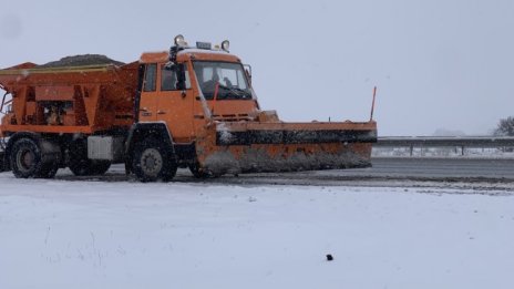 Започна разчистването на Троянския проход след обилния снеговалеж