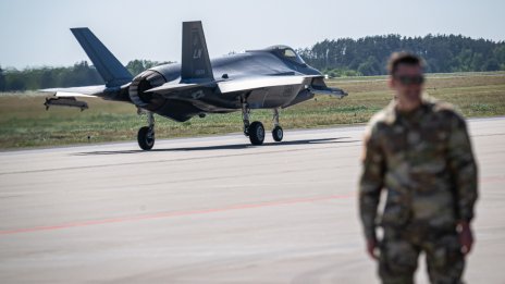 Акциите на Lockheed Martin намаляват след представянето на новите изтребители