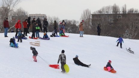 Снегът донесе тревоги на пътя, но радост на децата