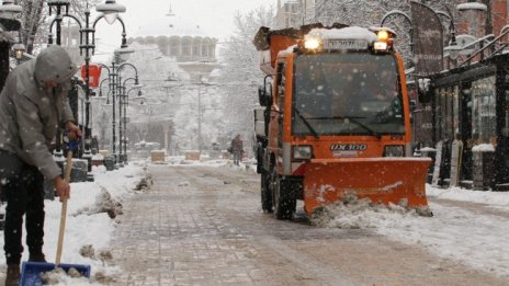 Машини от среднощ срещу заледяването в София