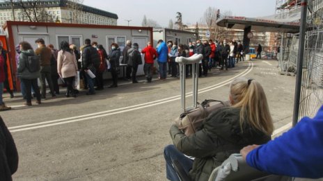 Искате ваксината на АстраЗенека? Ето къде и как през уикенда