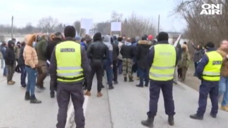 Жители на великотърновско село на протест, блокираха пътя за Русе