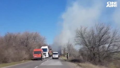 Камион, превозващ сено, се запали в движение край Чирпан 