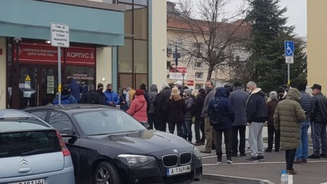 Желаещите за имунизация в Бургас са повече от ваксините