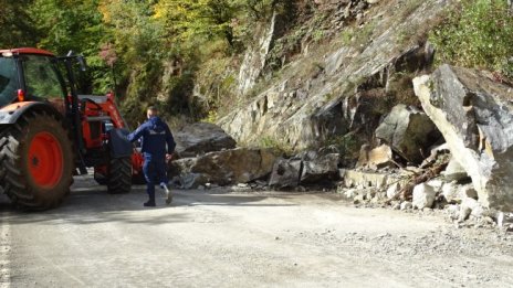 Движението по пътя към Кръстова гора е спряно заради взривове