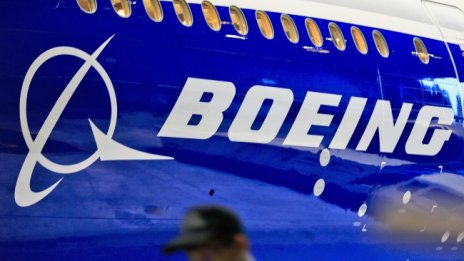 Още един Boeing 777 кацна аварийно заради проблем с двигателя