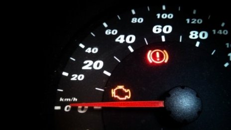 Светва в колата Check Engine, половината шофьори нехаят