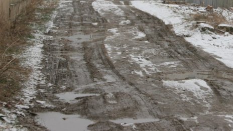 Улица в Благоевград четвърт век чака асфалт и светлина