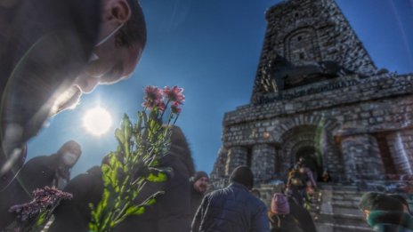 В кадър: Хиляди на Шипка напук на пандемията и мерките