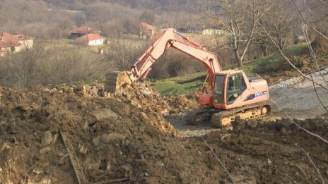 Движението по пътя Югово - Лъки е възстановено след свлачище