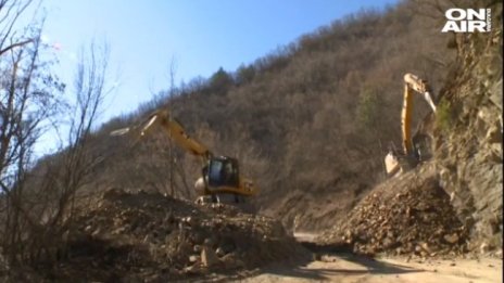 Свлачище затвори пътя за Кръстова гора