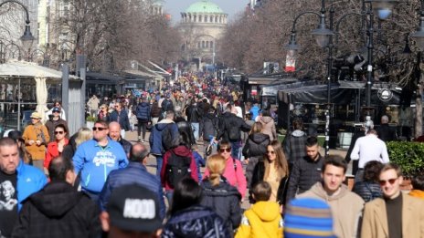 Професор: Имаме непрекъснато надбягване с вируса