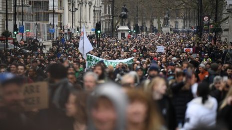 Хората срещу мерките: Протести и арести в Лондон и Виена