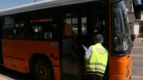 Мерките в градския транспорт се спазват, билетите са проблем