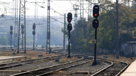 Паднали и провиснати клони блокираха движението на влакове