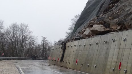 Възстановяват еднопосочното движение по пътя за Рилския манастир