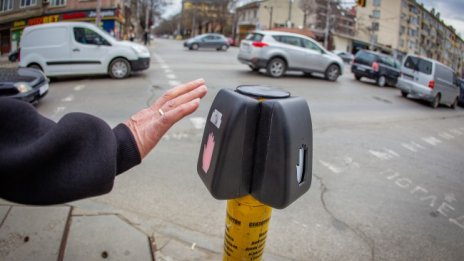 Вече има сензорни бутони на светофарите в София