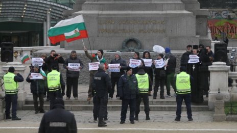 Опънат червен килим, строени гвардейци... в очакване на депутатите