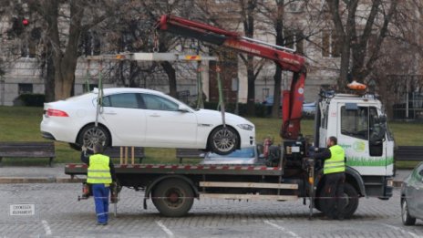 Паяк вдигна паркирана кола, в която има дете 